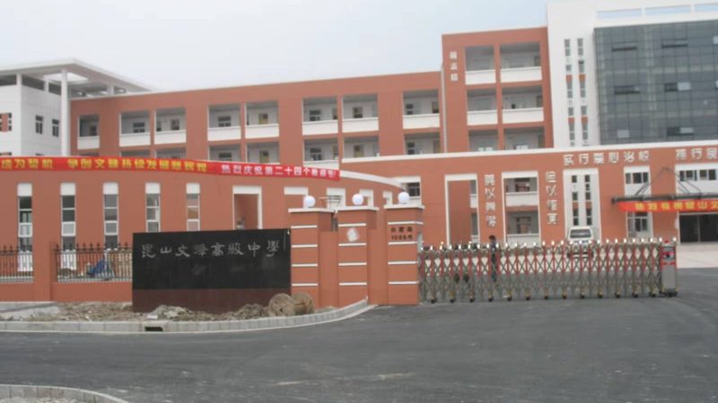 在选择屋顶防水材料时，需要关注以下关键指标：